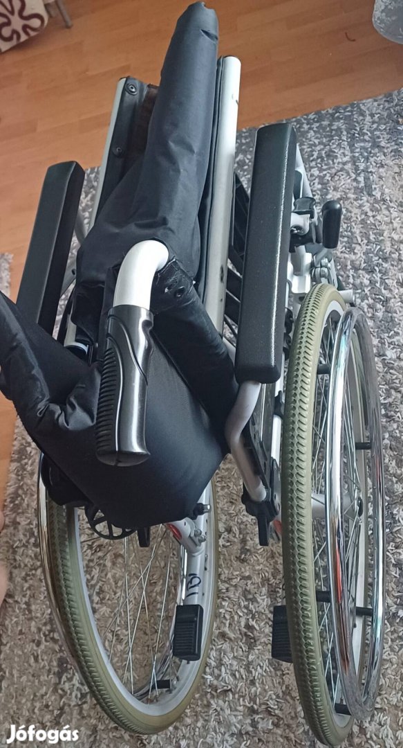 Eladó néhány hónapot használt kerekesszék. 