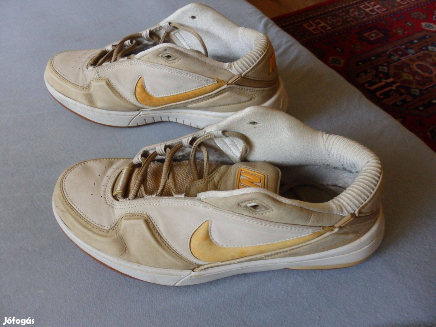 Eladó nike 43 as bézs színű használt férfi cipő