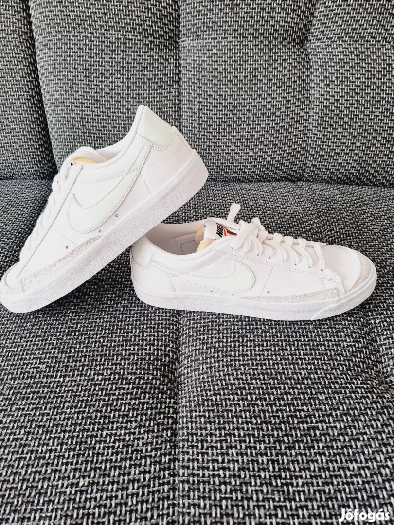 Eladó női Nike cipő.  Új 
