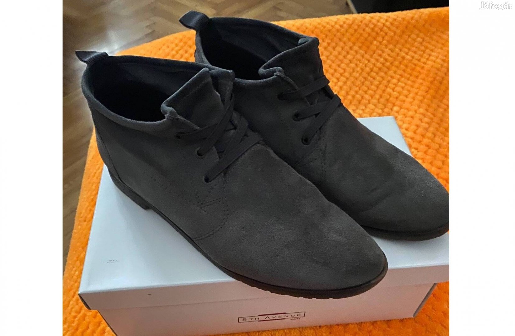 Eladó női, velúr bokacipő