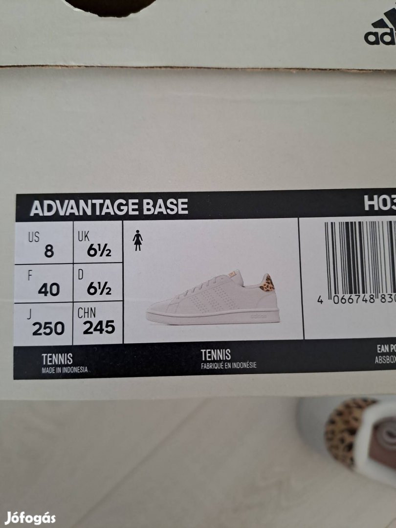 Eladó női adidas cipő.  Új.  Méret 40.