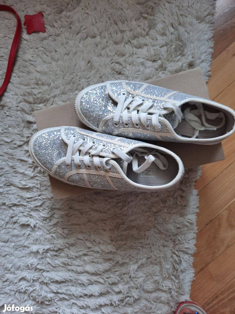 Eladó női vászon cipő 38-as méretben