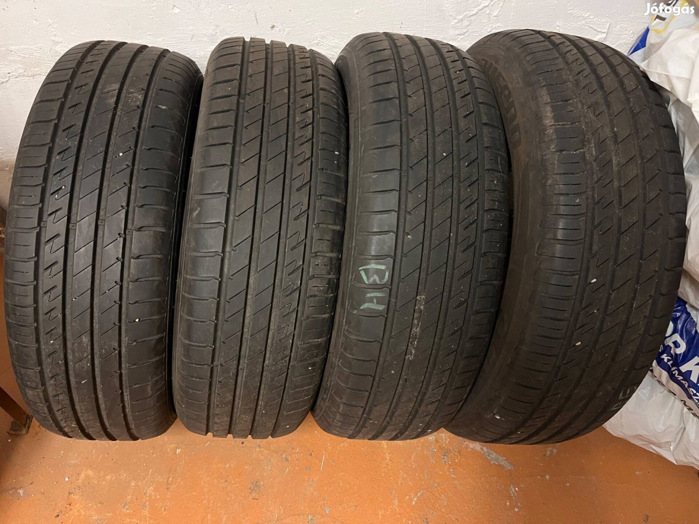 Eladó nyári gumi 225/65 R17