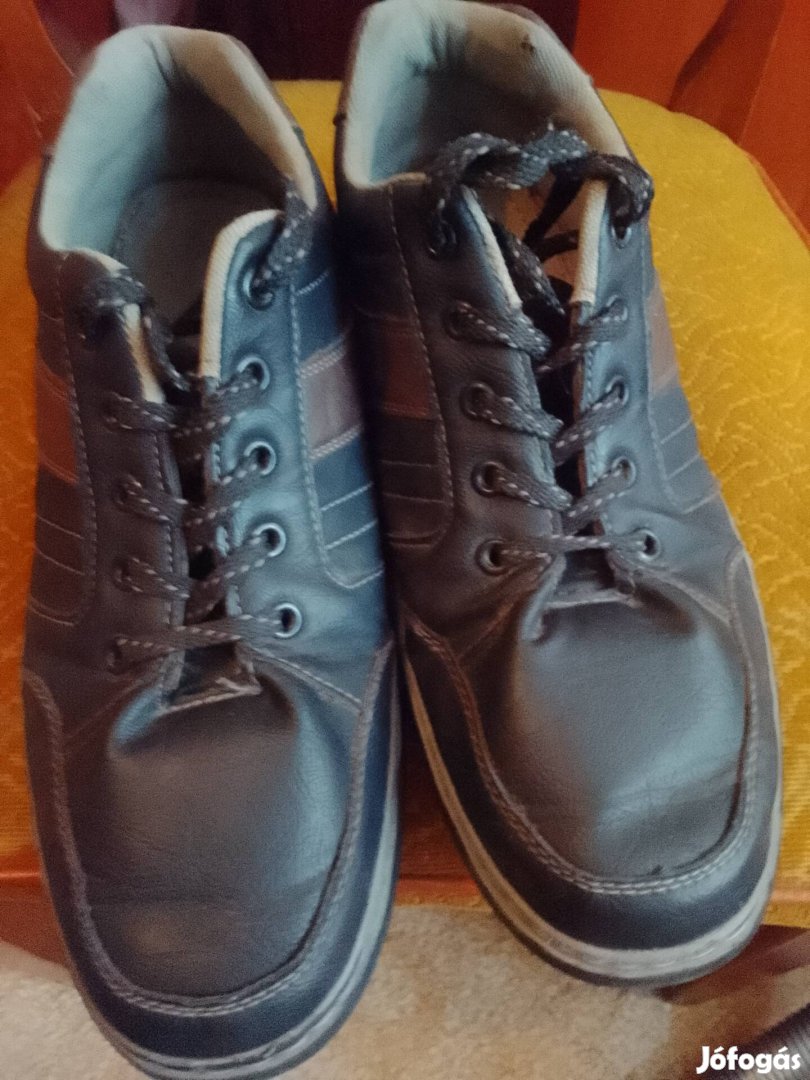 Eladó olcsón bőrcipő.