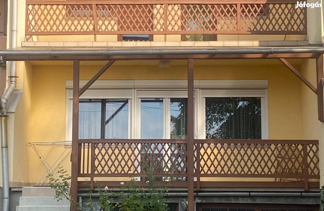 Eladó örökpanorámás, napfényes sorház Gyöngyös rózsadombján