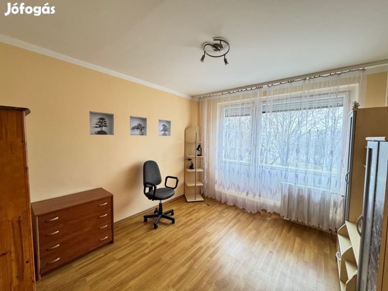 Eladó panellakás, Pécs