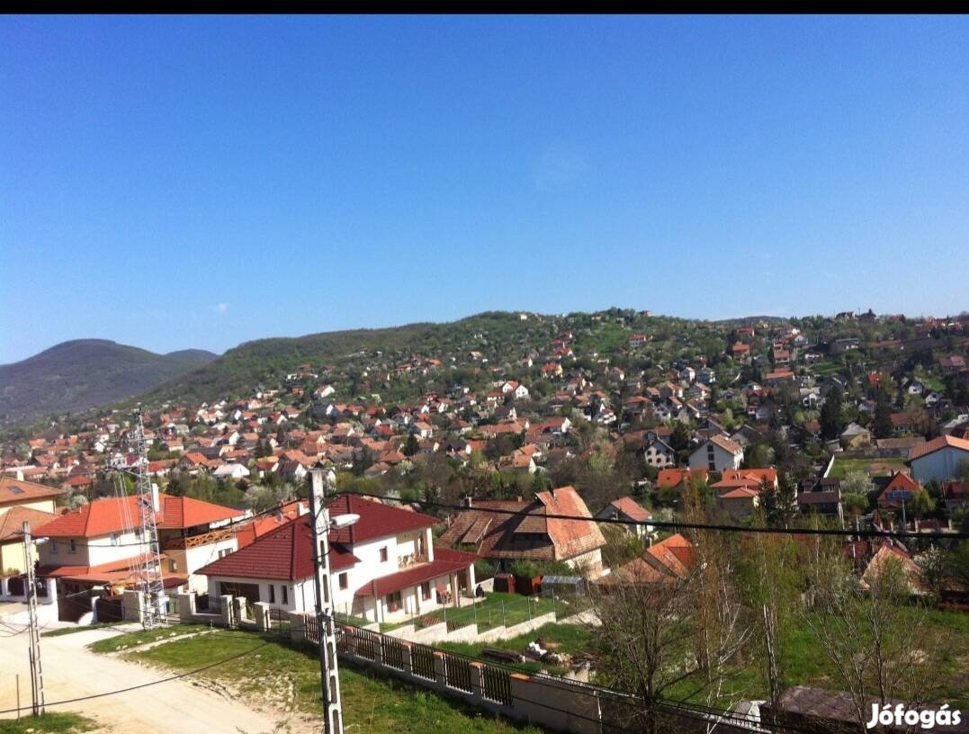 Eladó panorámás, összközműves telek Pomázon!