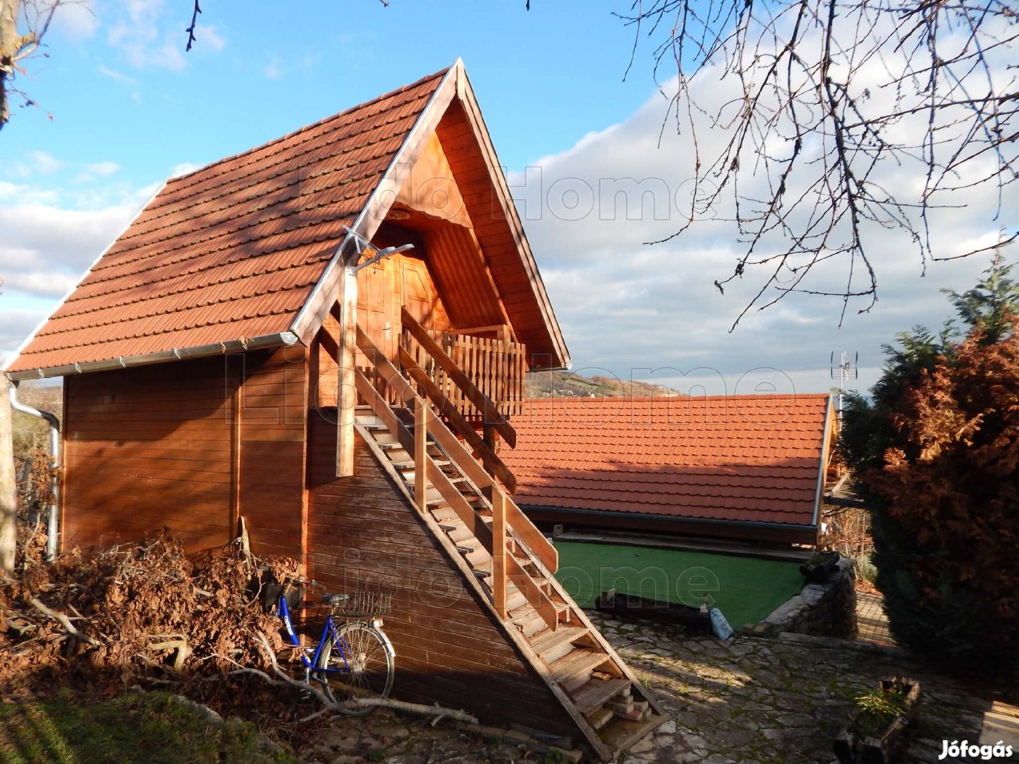 Eladó panorámás nyaralótelek klimatizált faházzal,