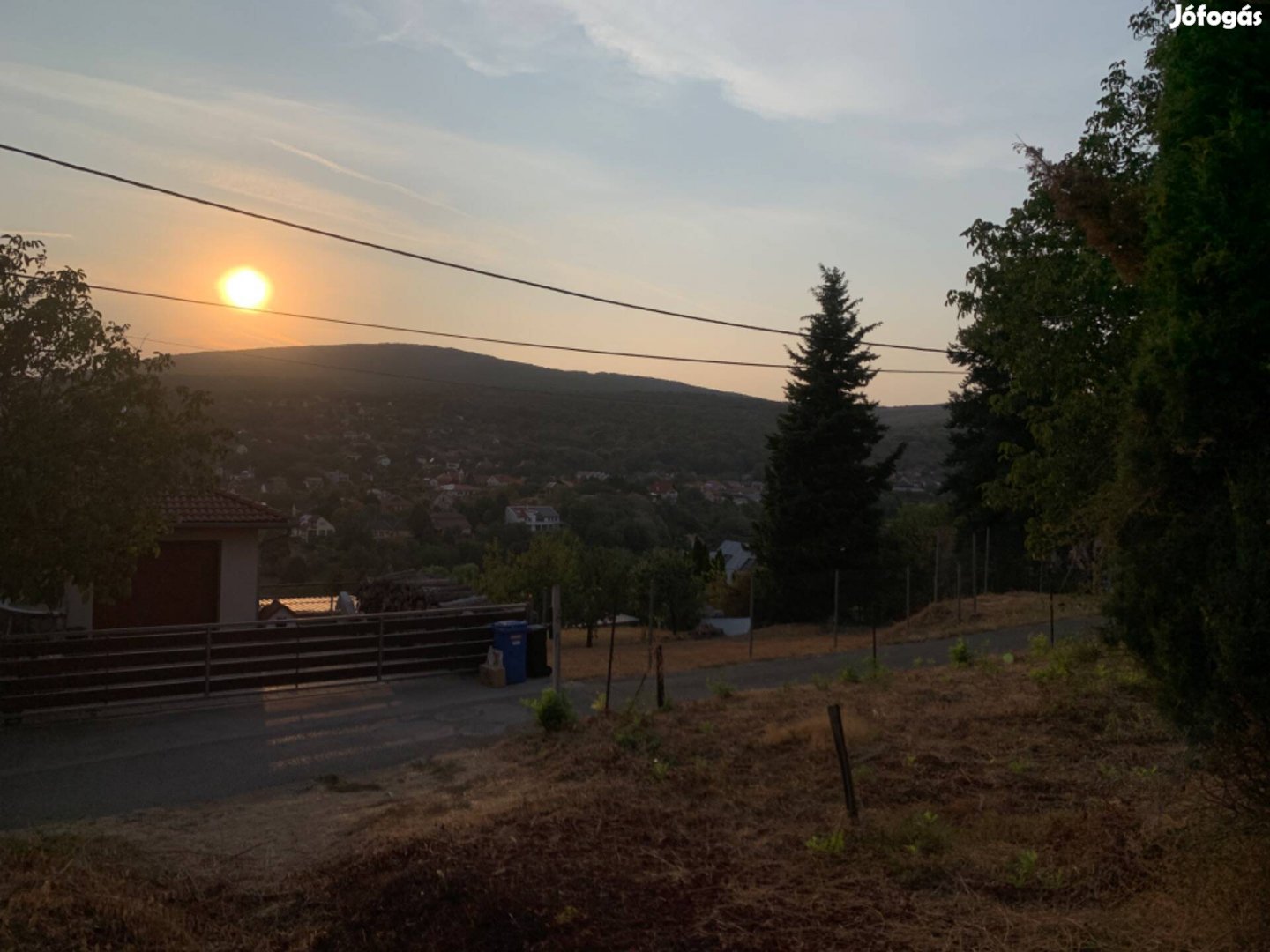 Eladó panorámás telek a Donátusban, kisházzal!