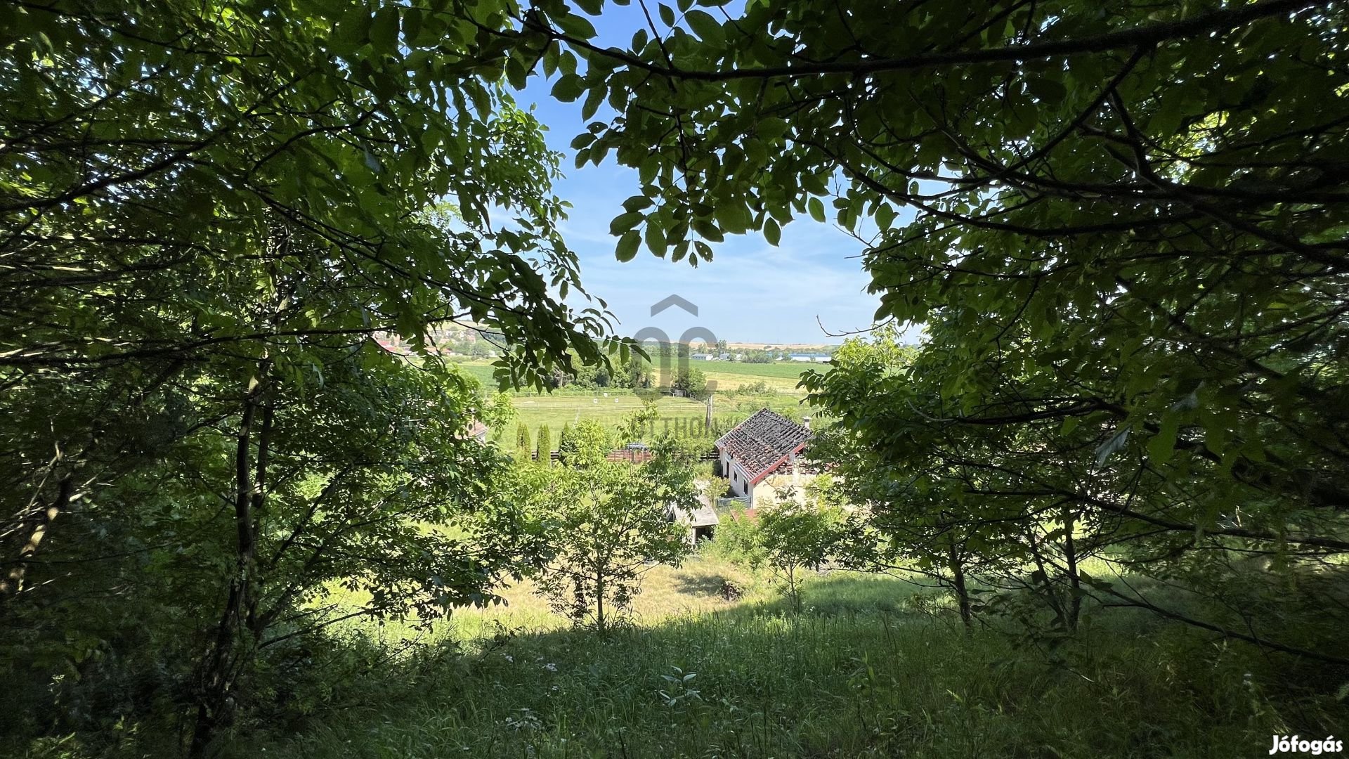 Eladó panorámás telek alappal