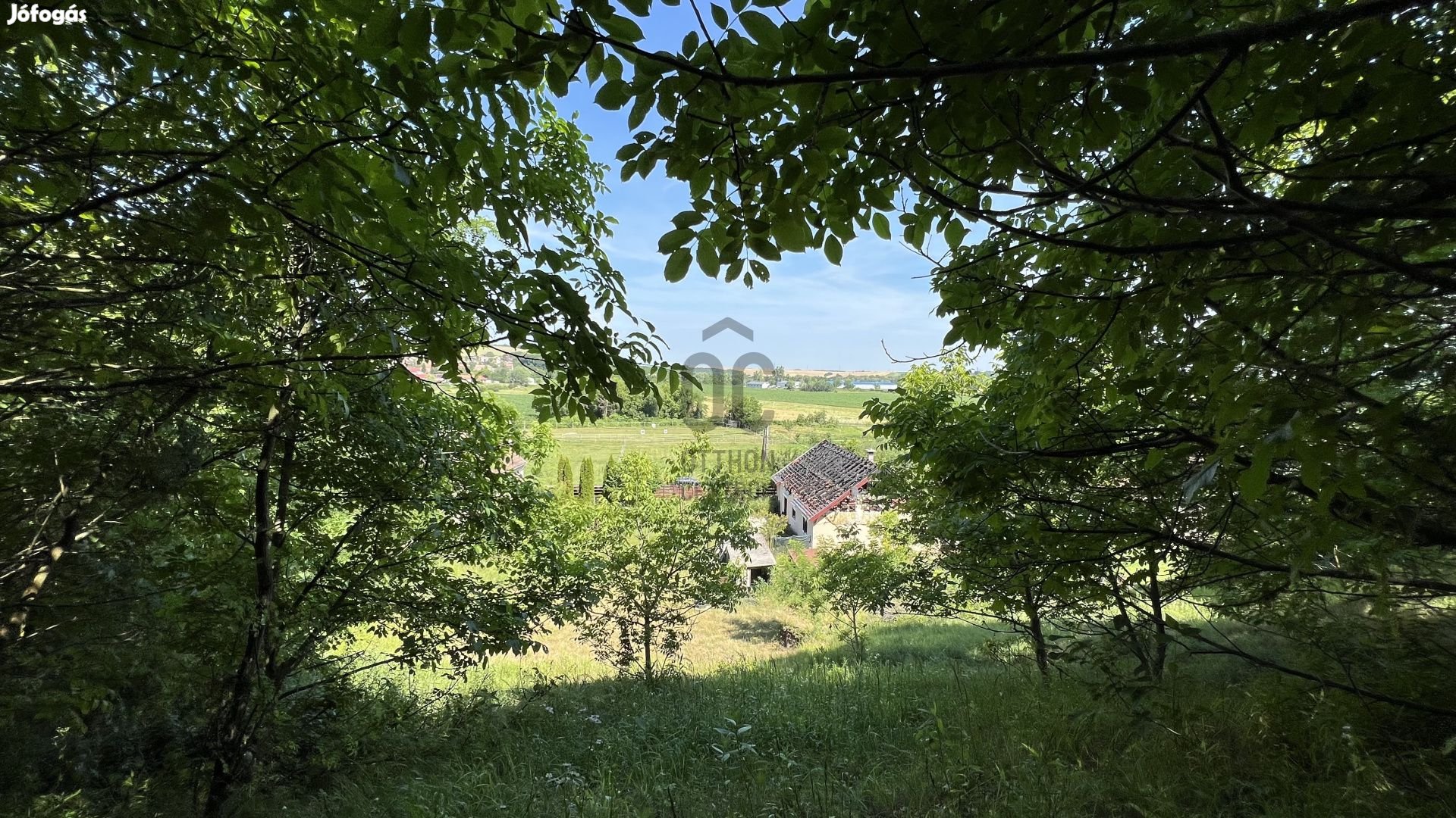 Eladó panorámás telek alappal