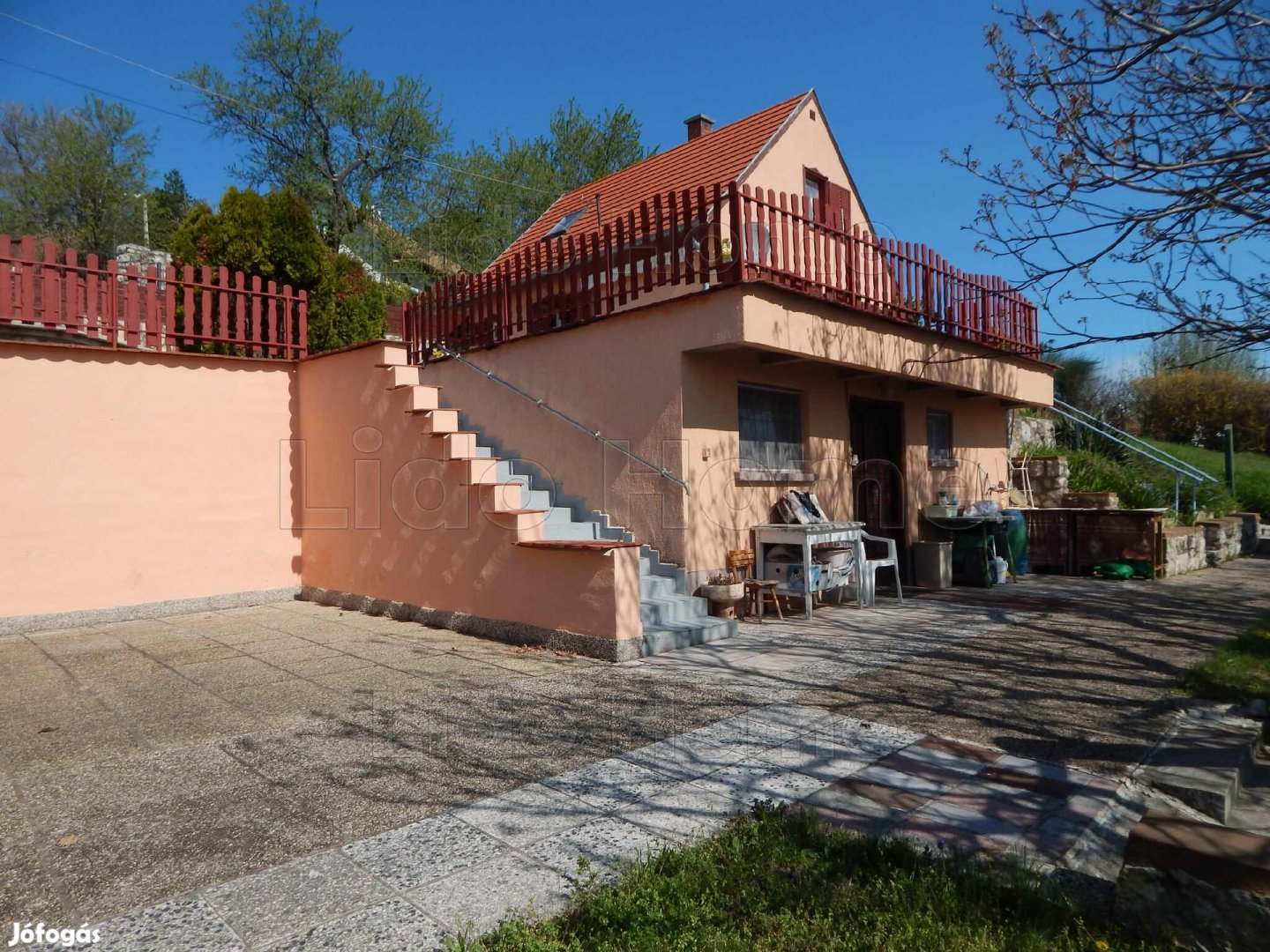 Eladó pazar körpanorámával rendelkező balatonfüredi nyaralót, lépcsős