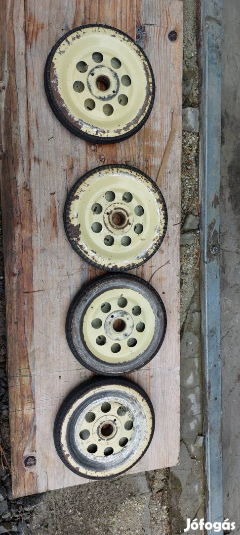 Eladó pedalos moszkvicsgömbi kerekek