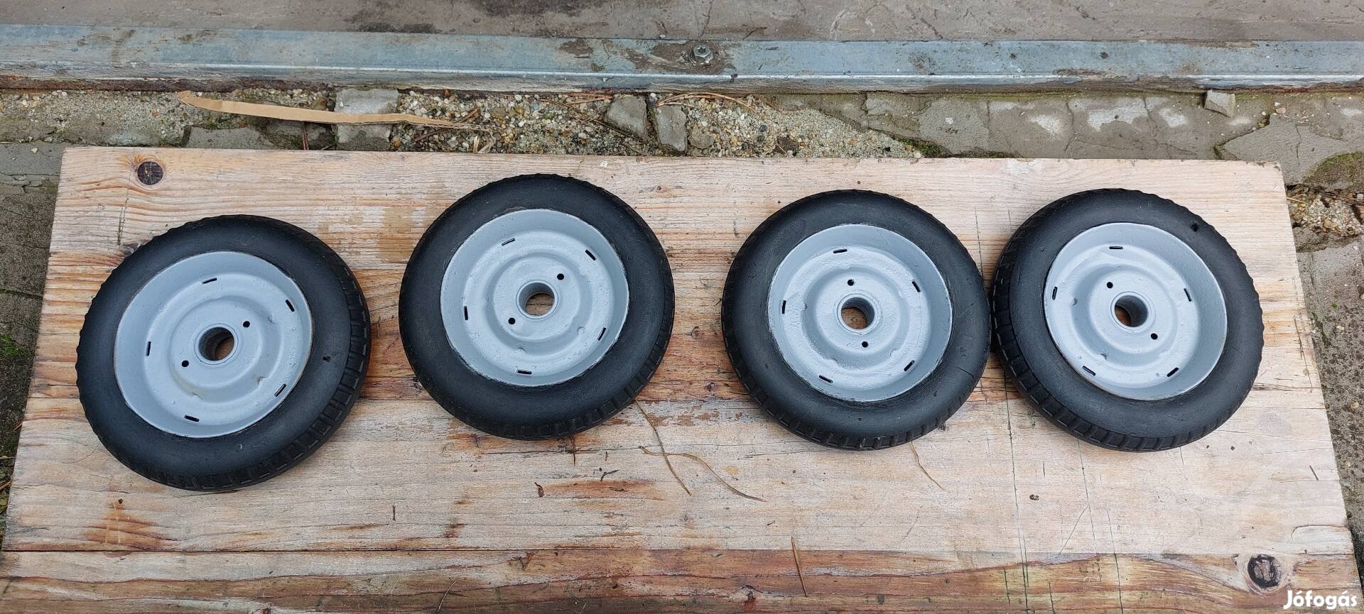 Eladó pedalos moszkvics kerekek.