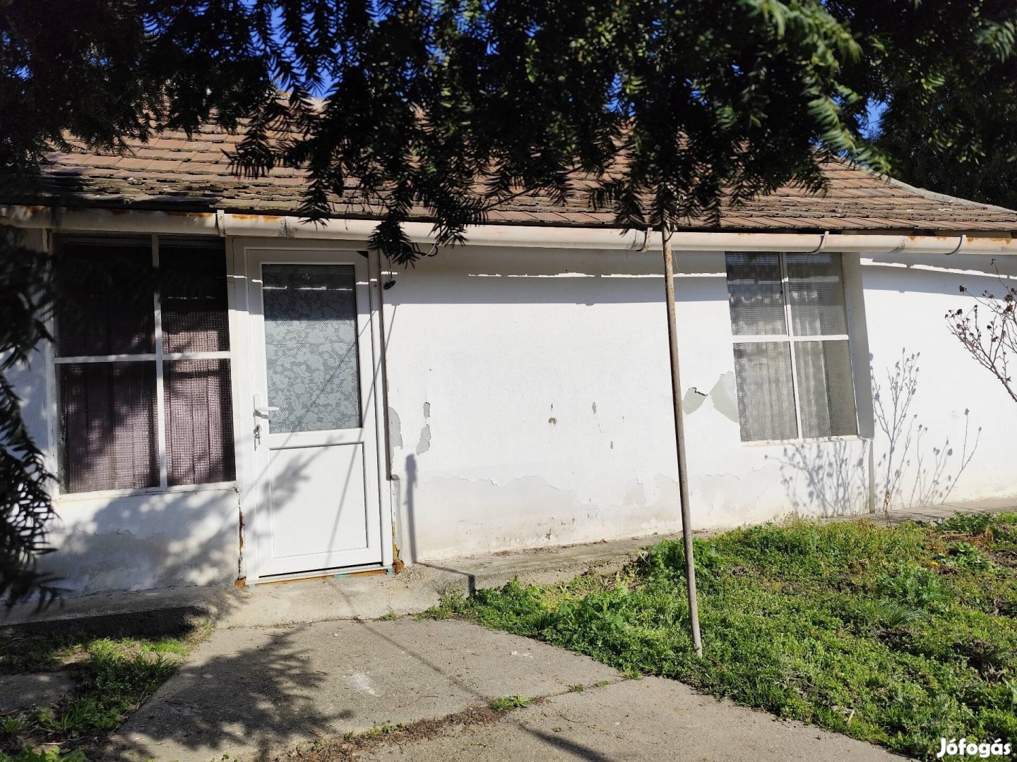 Eladó pici házikó a tavak városában!