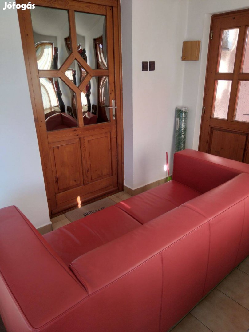 Eladó piros színű kanapé