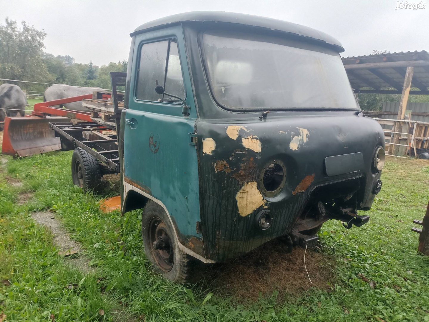 Eladó platós uaz