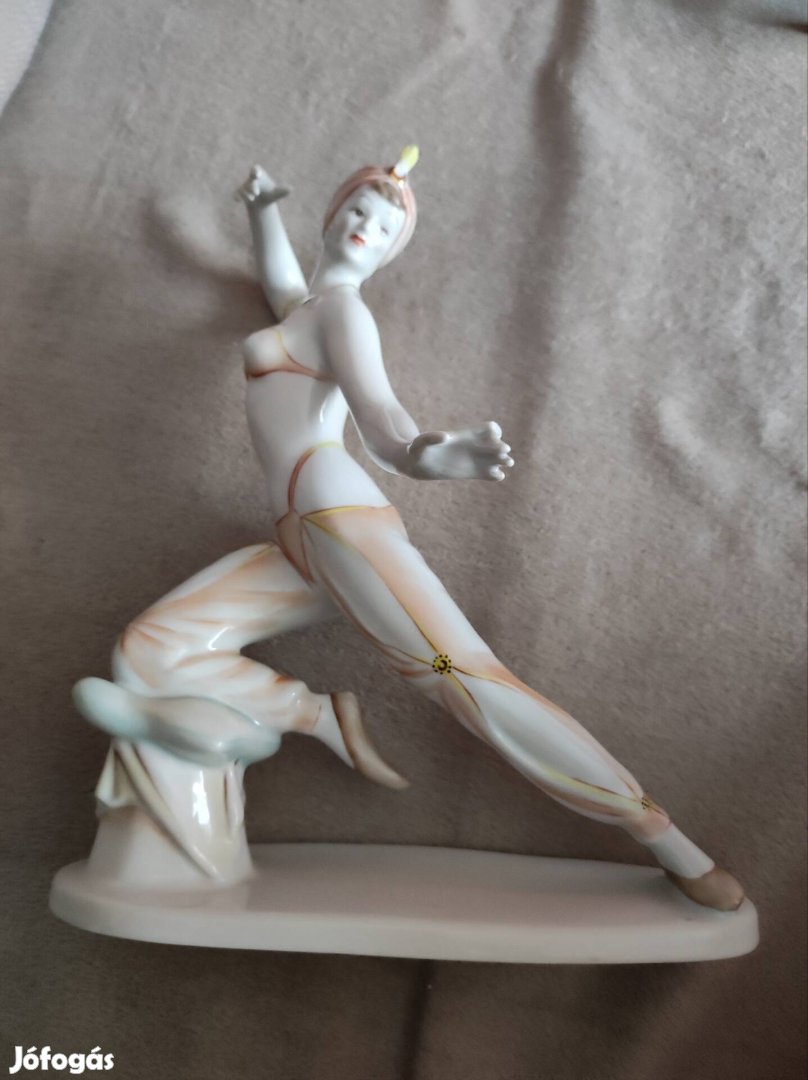 Eladó porcelán figura.