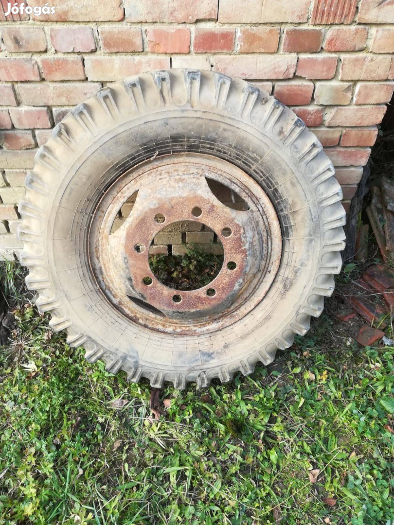 Eladó pótkocsi gumiabroncsok!