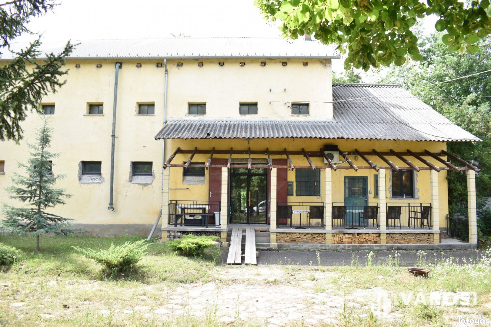 Eladó raktárépület!