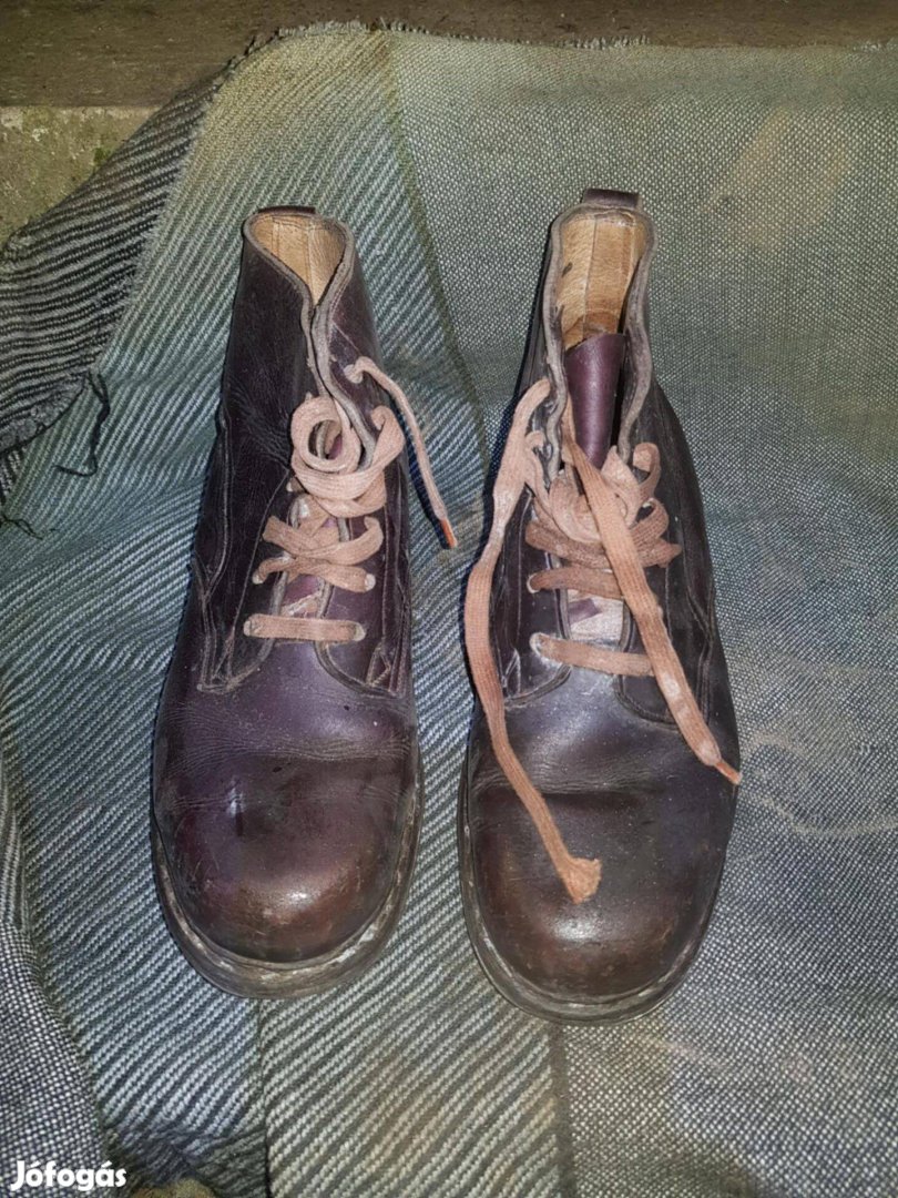 Eladó régi antik szegecses bőr cipő sorszámozott