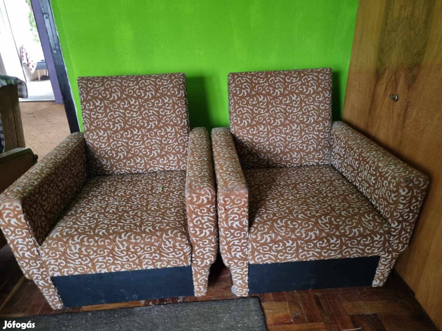 Eladó régi fotel