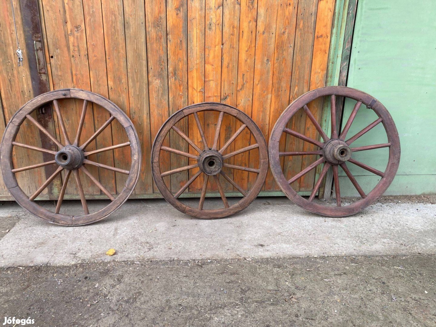 Eladó régi lovas szekérkerék