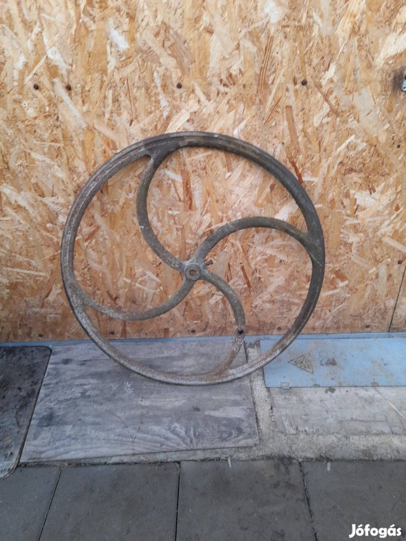 Eladó régi öntöttvas kerék, kútkerék