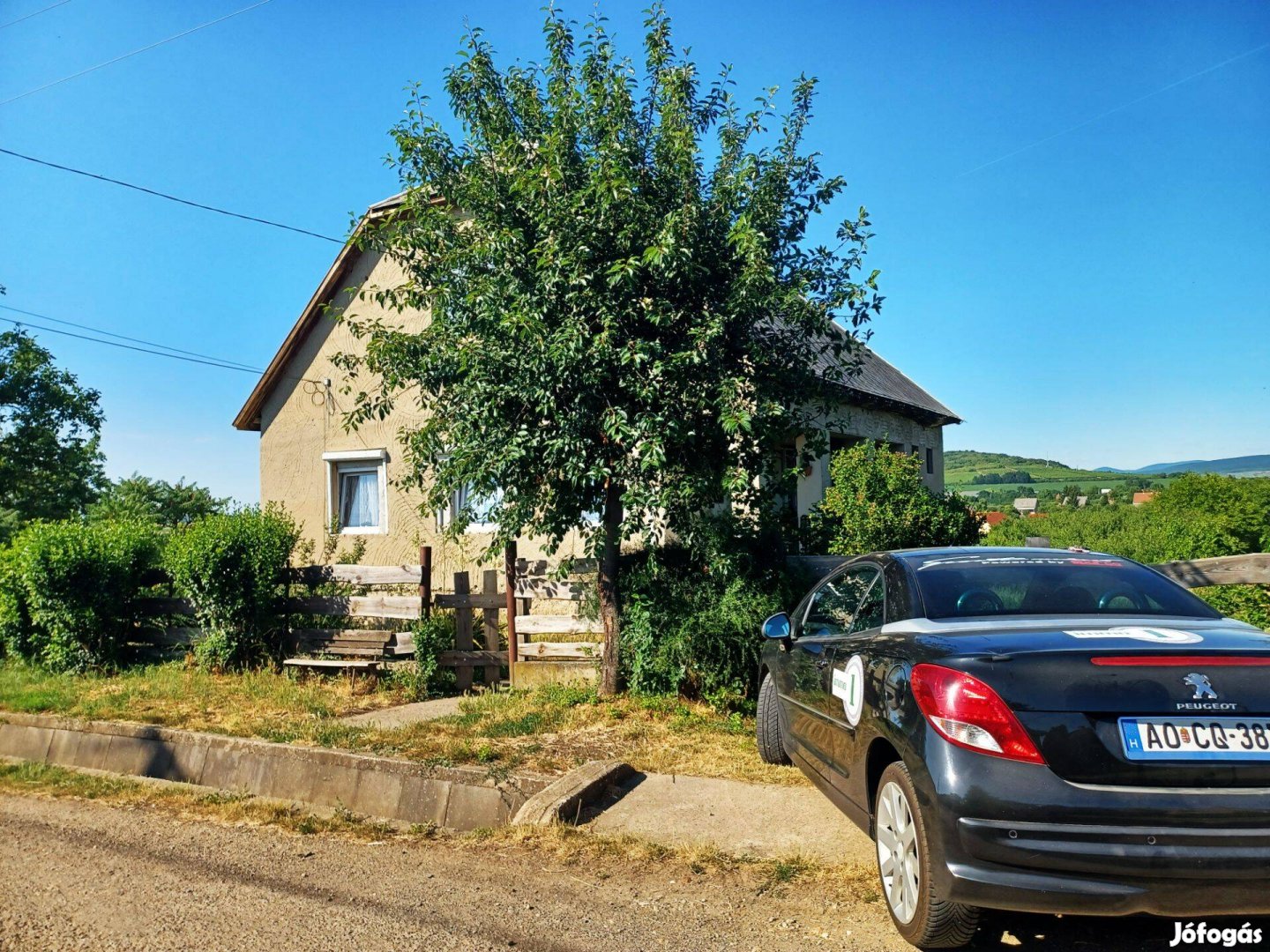 Eladó részben felújított, pincés családi ház Monok szívében!