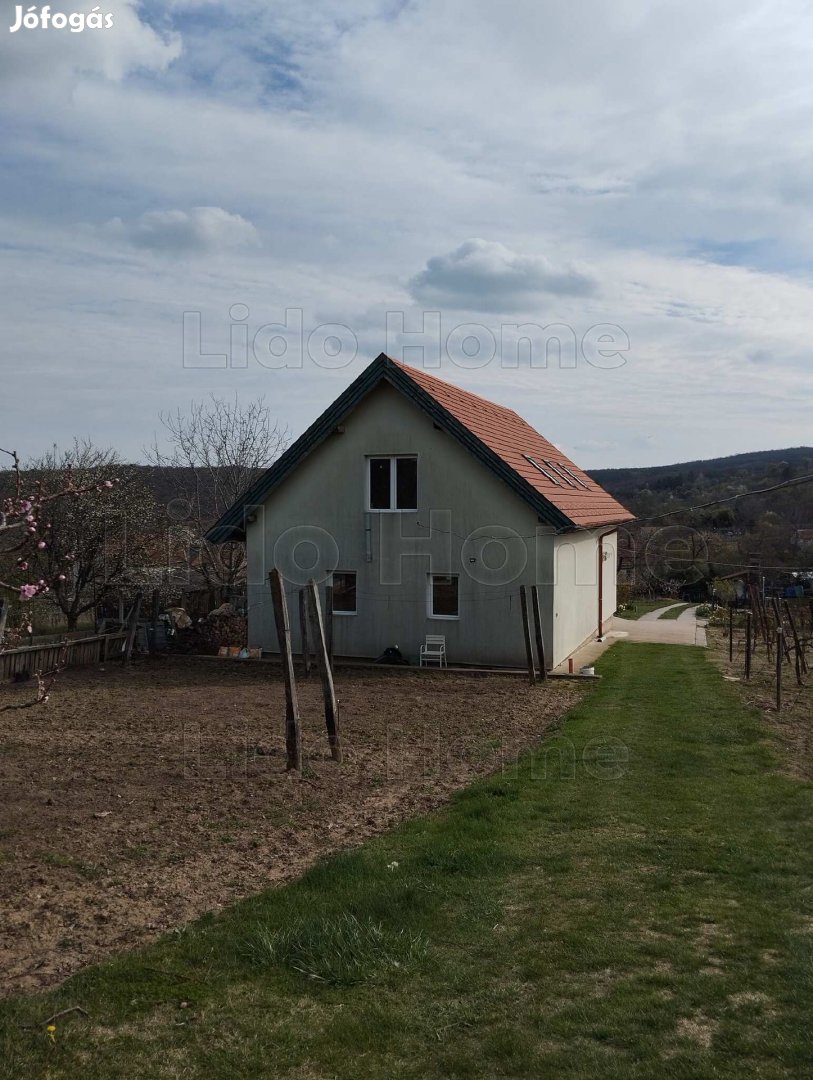 Eladó részpanorámás nyaralóház, hatalmas telekkel Balatonalmádiban