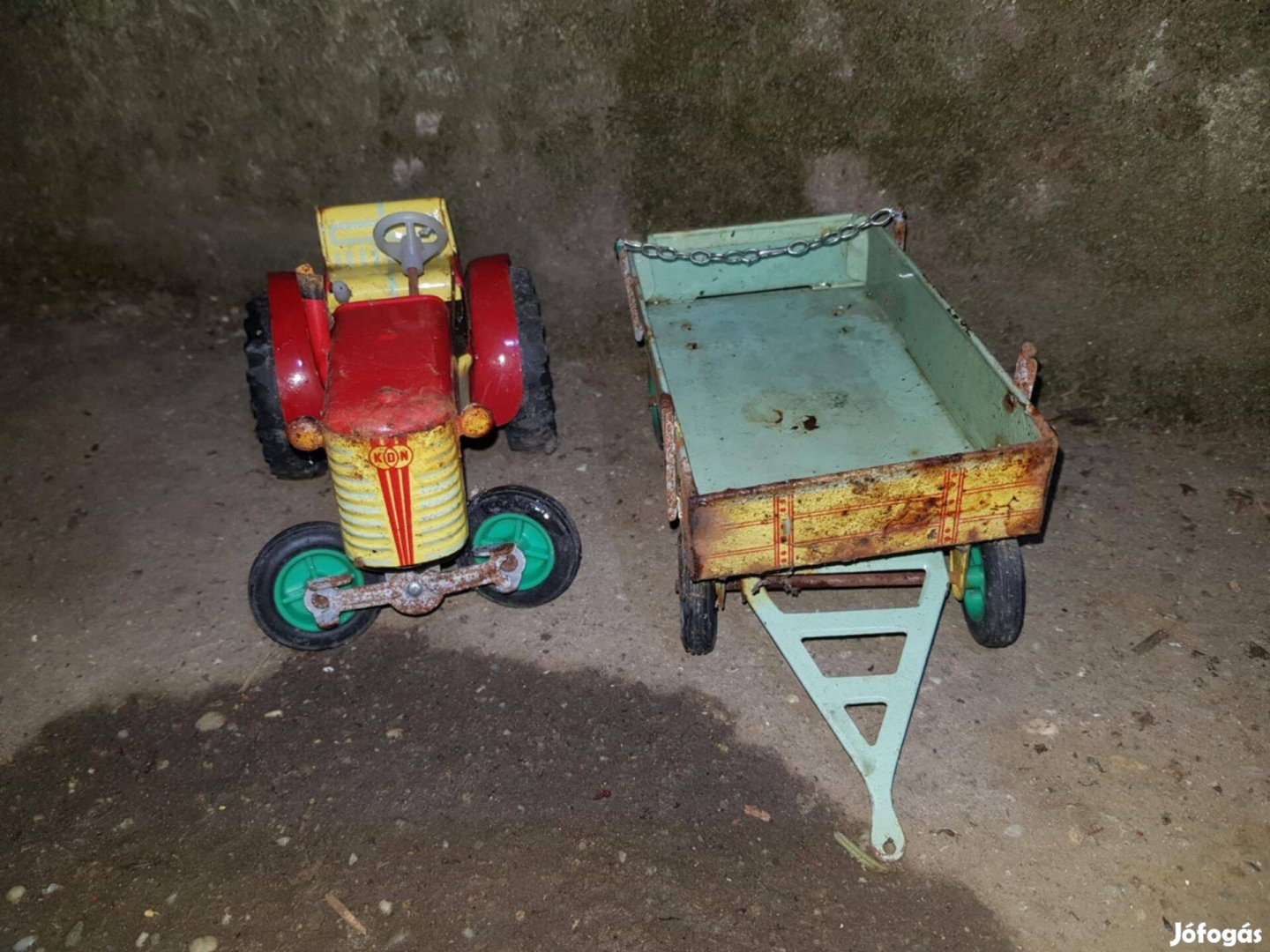 Eladó retro Kdn fém játék traktor pótkocsival