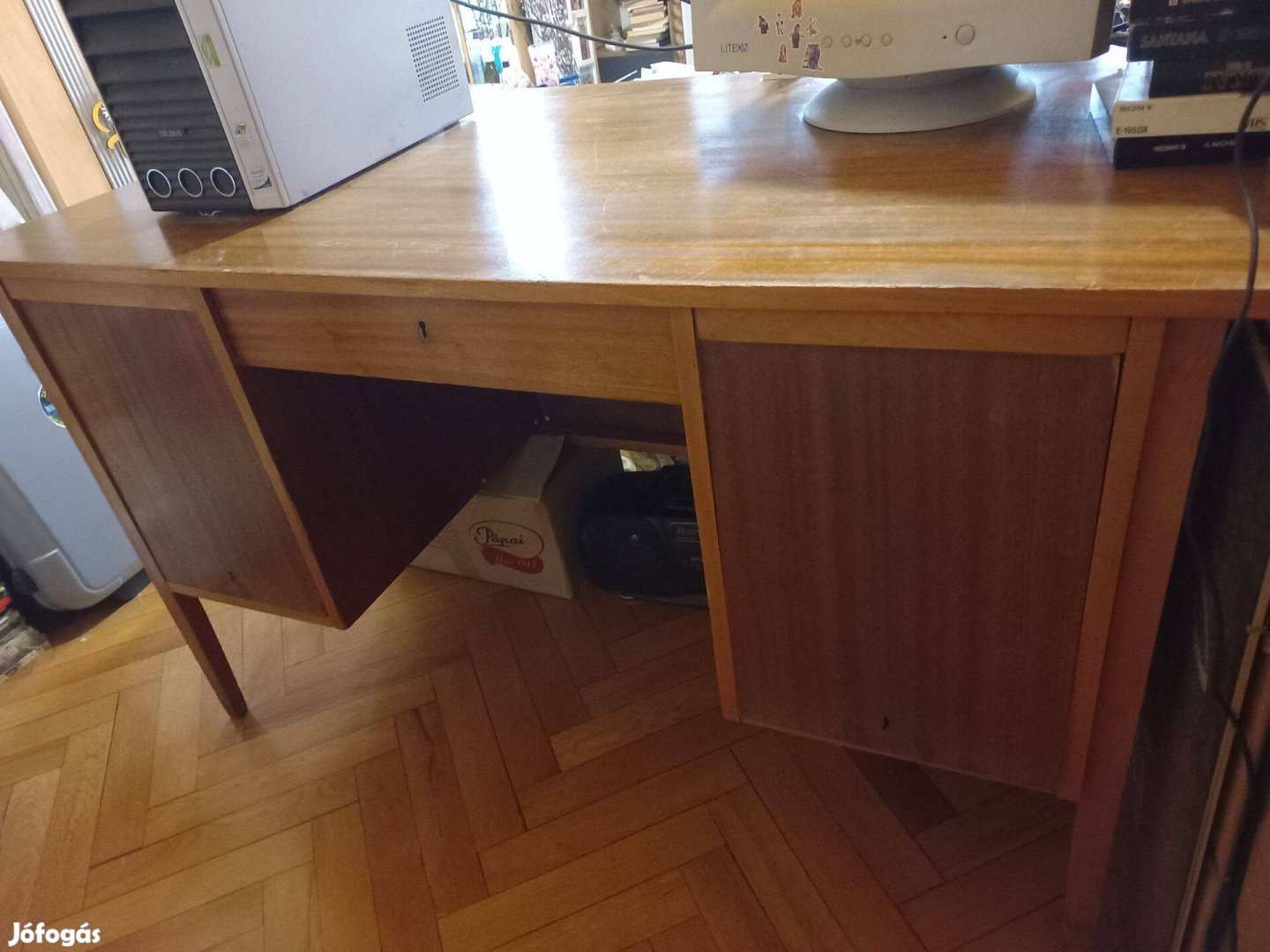Eladó retro tömörfa íróasztal
