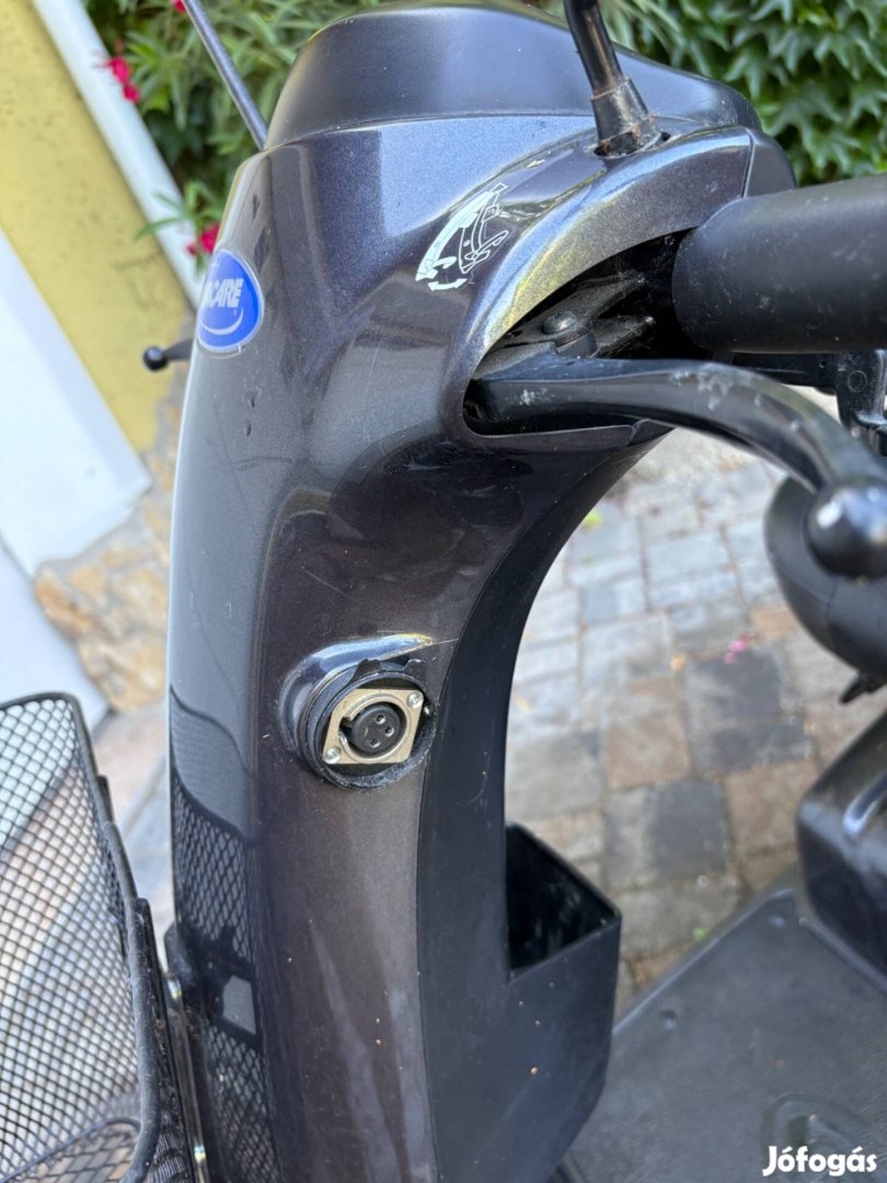 Eladó rokkant kocsi, moped