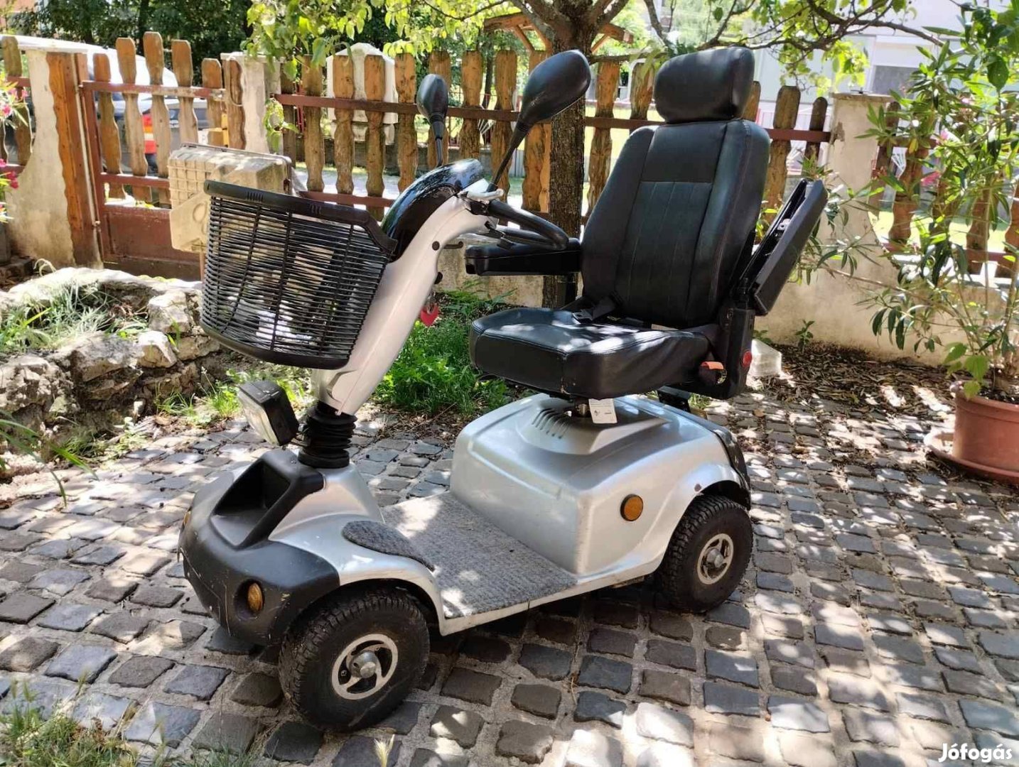 Eladó rokkant robogó - négykerekű, stabil, kényelmes