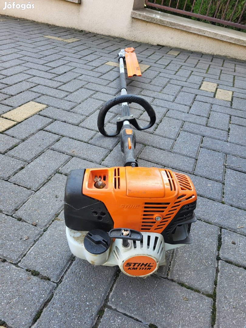 Eladó saját használatból egy gyári stihl KM 111 R motoros sövényvágó!