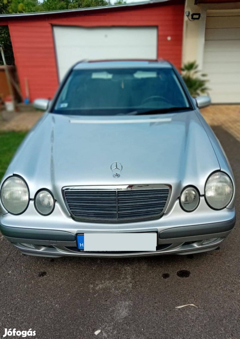 Eladó szalon állapotú Mercedes Benz E220 Classic