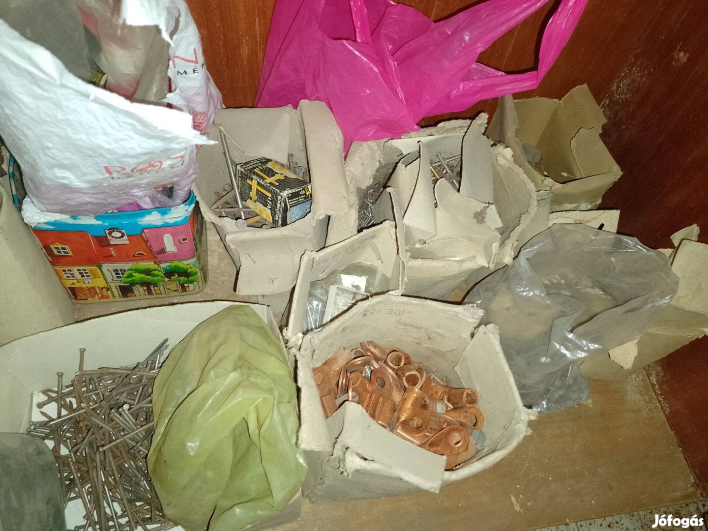 Eladó szegek,szegecsek,csavarok vegyesen