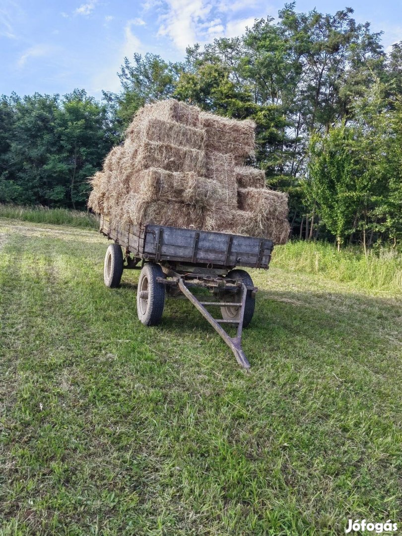 Eladó széna kiskocka bála 