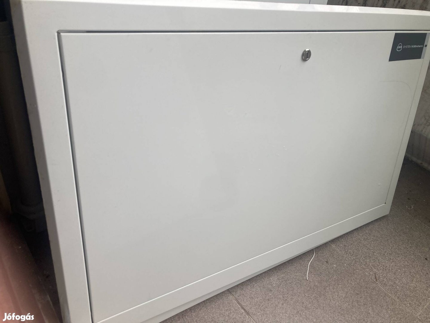 Eladó szervízajtó