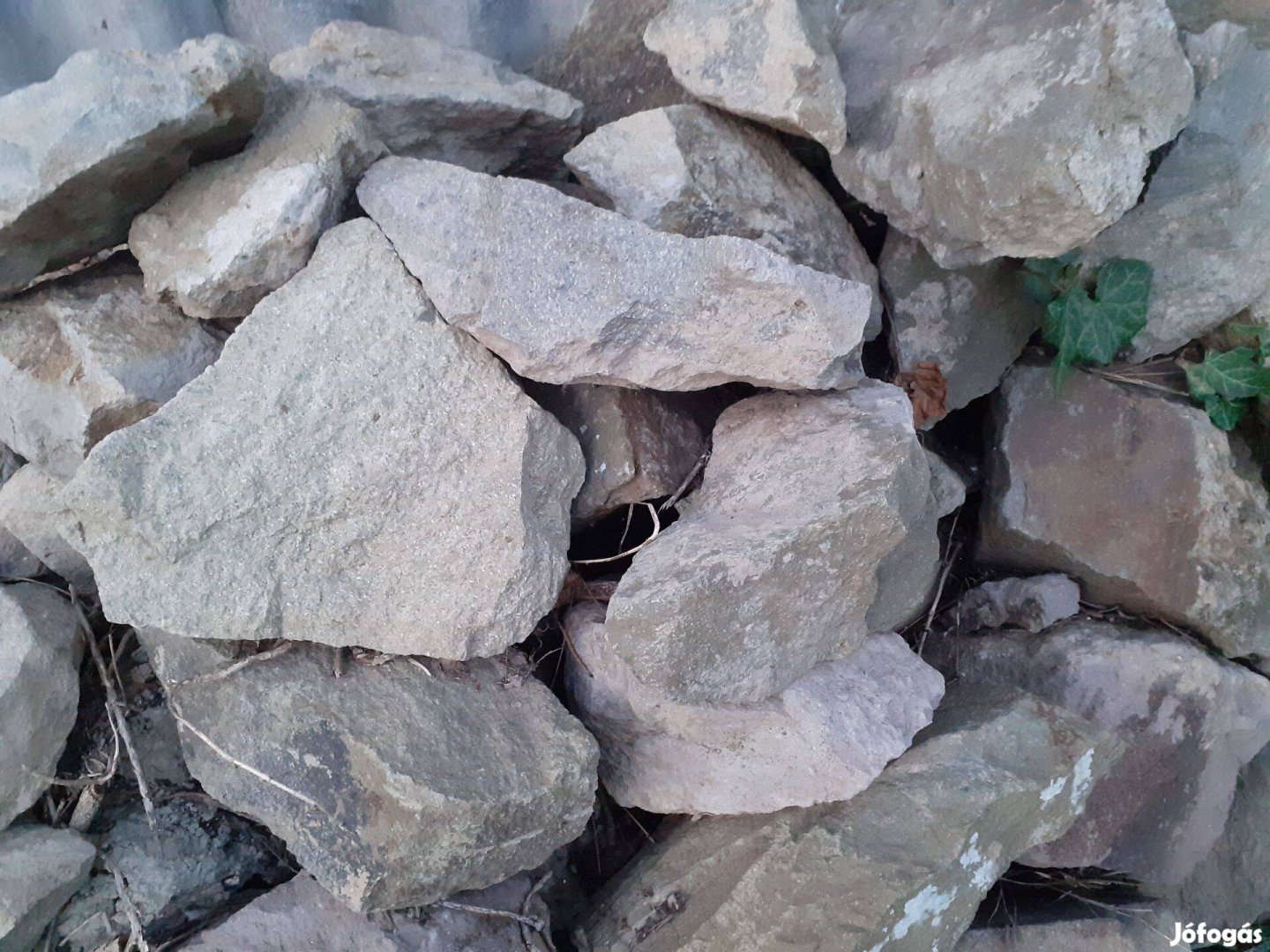 Eladó sziklakerti kő