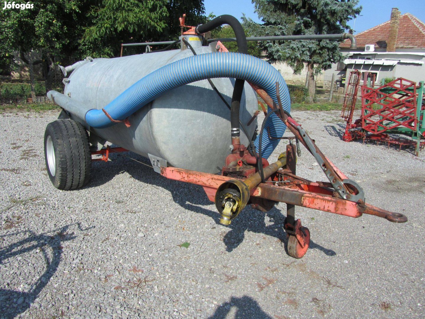 Eladó szippantó 2800 L