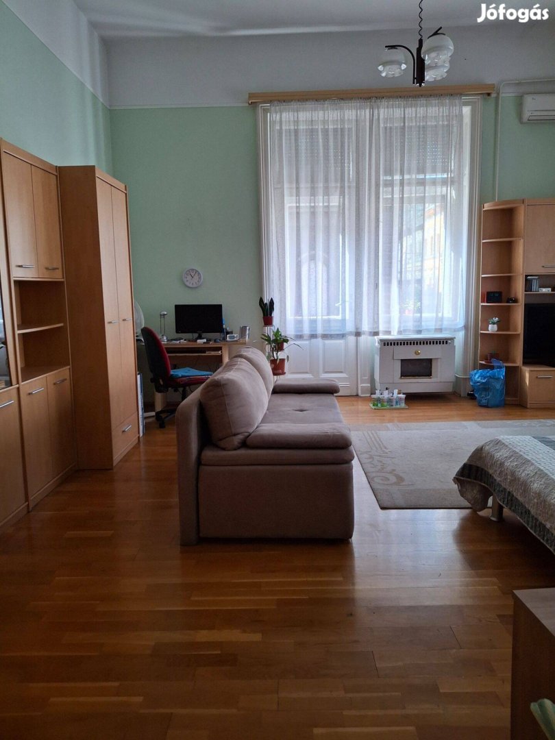 Eladó tágas 6.kerületi lakás az Andrássy út szomszédságában