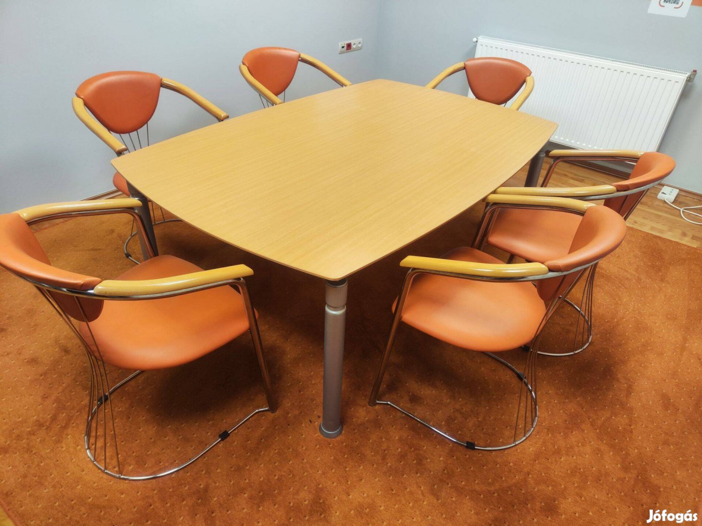 Eladó tárgyalóasztal 6 db karfás szék szép állapotban