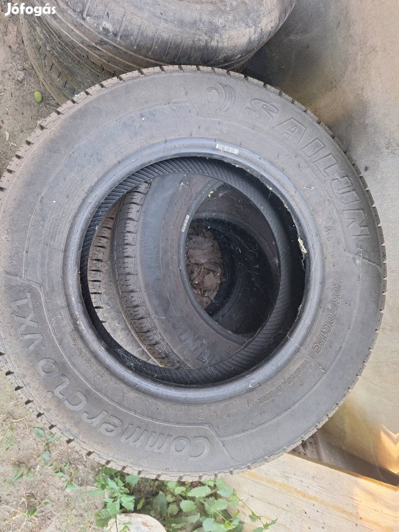 Eladó teherautó gumi 205/70 c r15 