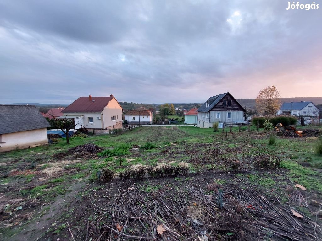 Eladó telek, Bakonycsernye