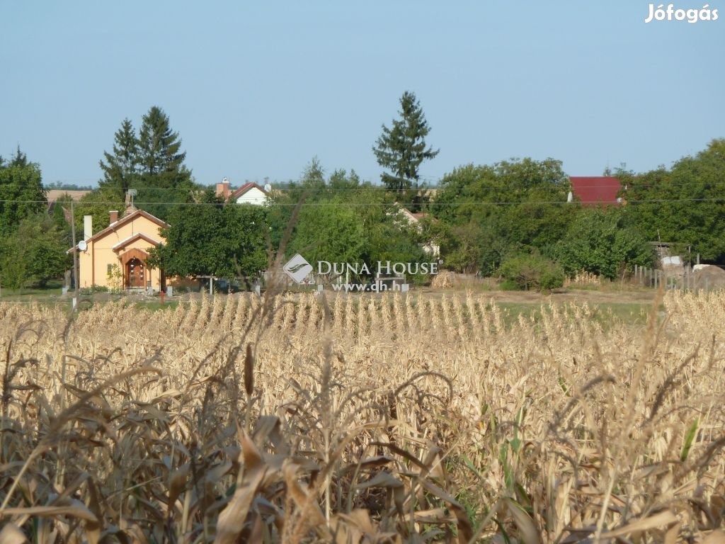 Eladó telek, Baracska