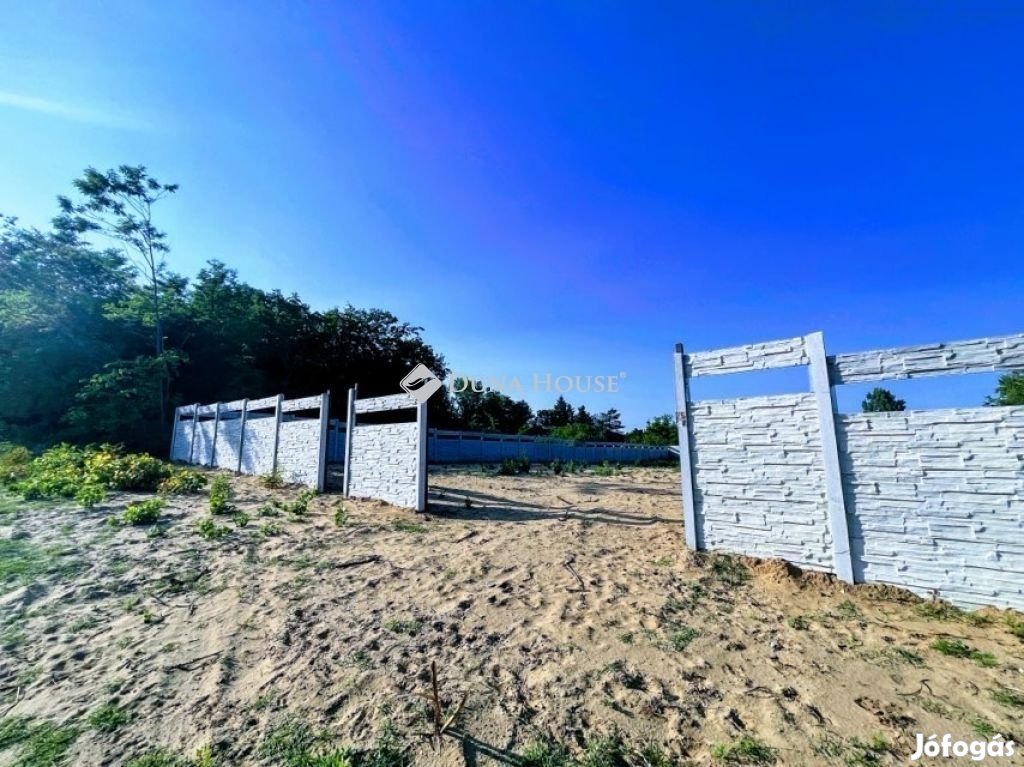 Eladó telek, Erdőkertes