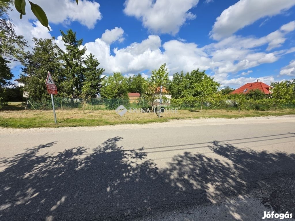 Eladó telek, Törökbálint