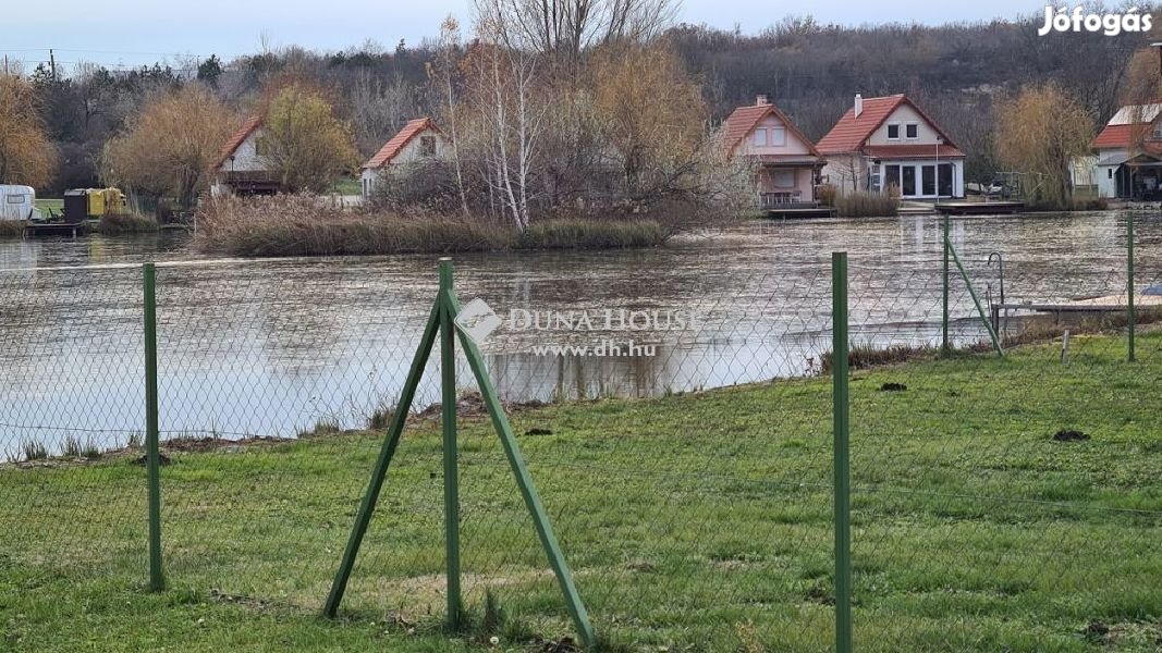 Eladó telek, Várpalota