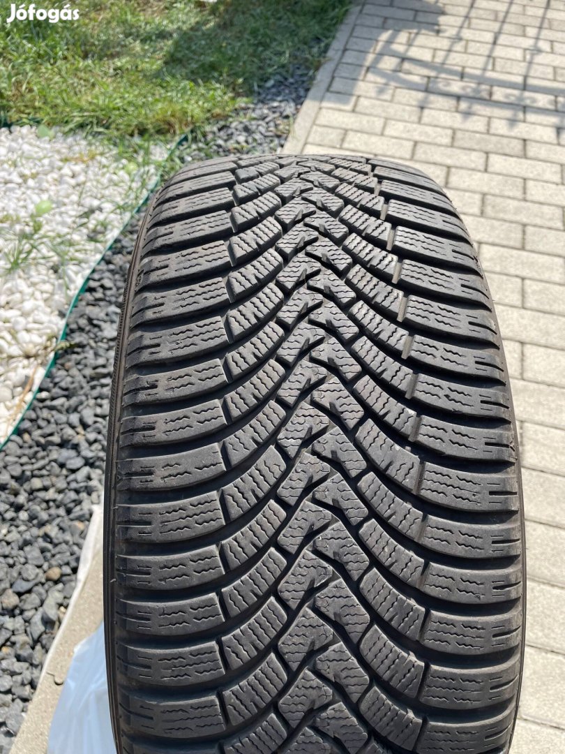Eladó téli gumi Falken Eurowinter 245/45 R18